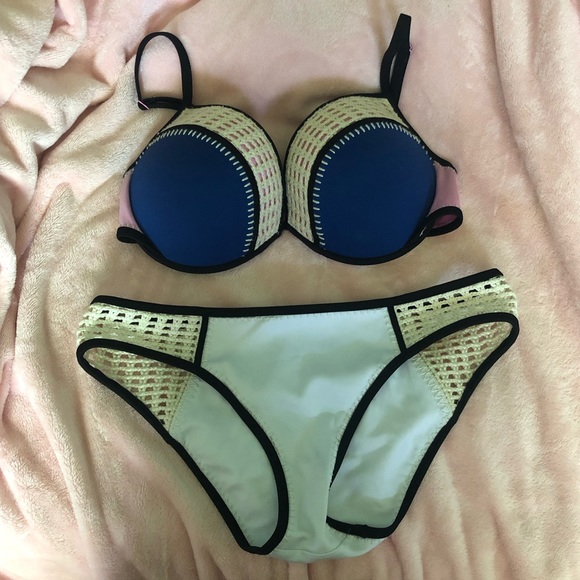 Victoria’s Secret Bathing Suit Set - Picture 1 of 3